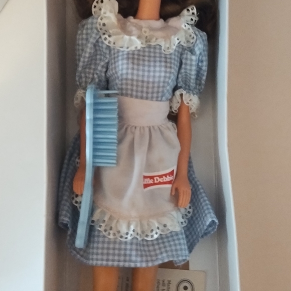 Collectors edition 1992 little Debbie barbie - Picture 3 of 10